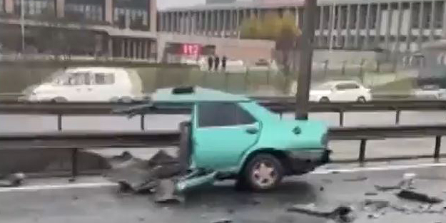 TEM Otoyolu'nda korkunç kaza! Araç ikiye bölündü