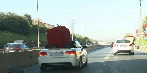 TEM Otoyolu'nda lüks araçla koltuk taşıdılar