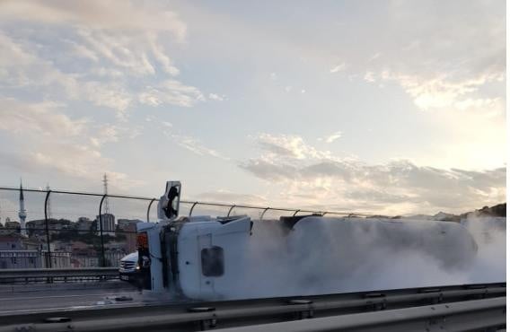 TEM otoyolunda oksijen yüklü tanker devrildi: TEM trafiğe kapanı 