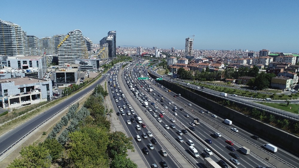 TEM Otoyolu’nda oluşan bayram yoğunluğu havadan görüntülendi 