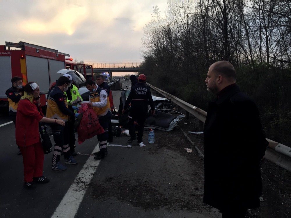 TEM Otoyolunda otomobil önce kamyona sonra bariyerlere çarptı: 5 yaralı 