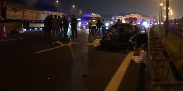 TEM Otoyolu'nda otomobil yayalara çarptı: 5 ölü