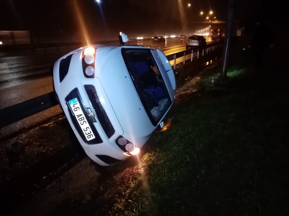 TEM Otoyolunda otomobil yoldan çıktı: 2 kişi yaralandı 