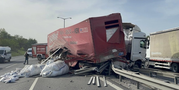 TEM otoyolunda tır bariyerlere saplandı!