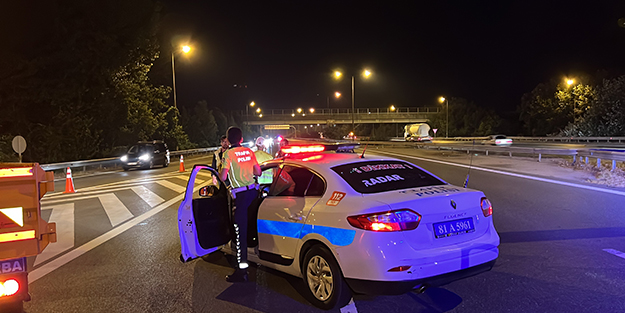 TEM otoyolunda tır devrildi, yol trafiğe kapatıldı