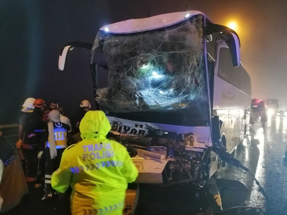 TEM Otoyolu’nda yolcu otobüsü kamyonla çarpıştı: Çok sayıda yaralı var 