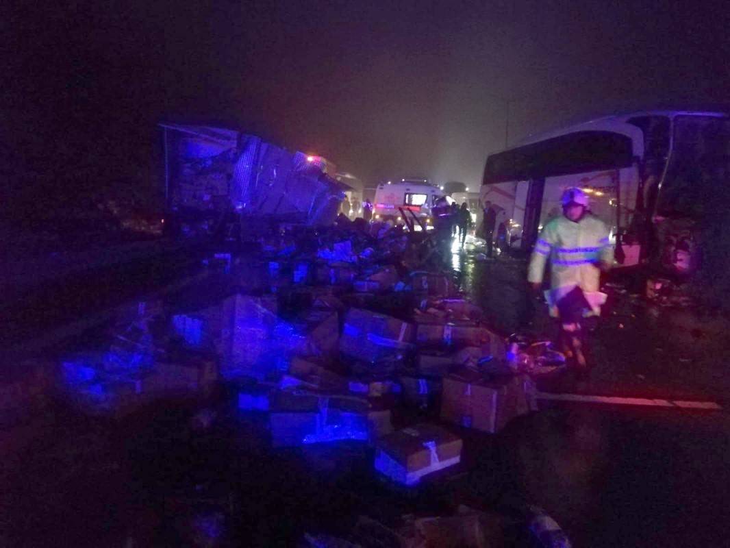 TEM otoyolunda yolcu otobüsü tıra çarptı: 1 ölü, 13 yaralı