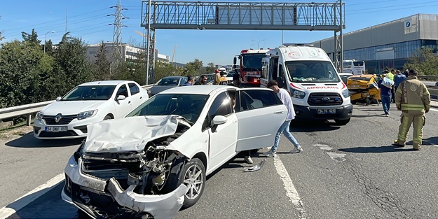 TEM Otoyolu'nda zincirleme kaza: Çok sayıda yaralı var
