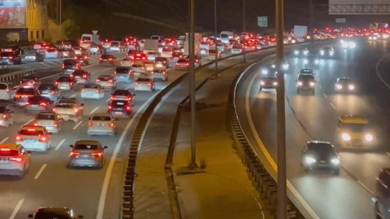 TEM Otoyolu’nda zincirleme kaza! Trafik kilitlendi, araçlar yolda kaldı