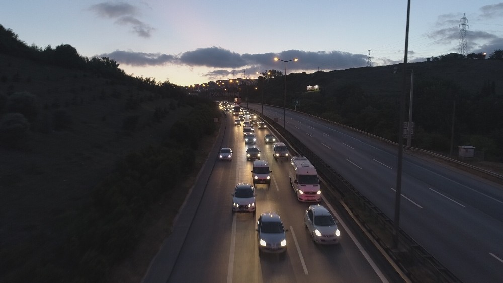 TEM Otoyolu’ndaki bayram trafiği havadan görüntülendi 