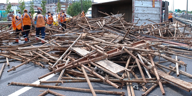 TEM Otoyolu'nu kilitleyen kaza!