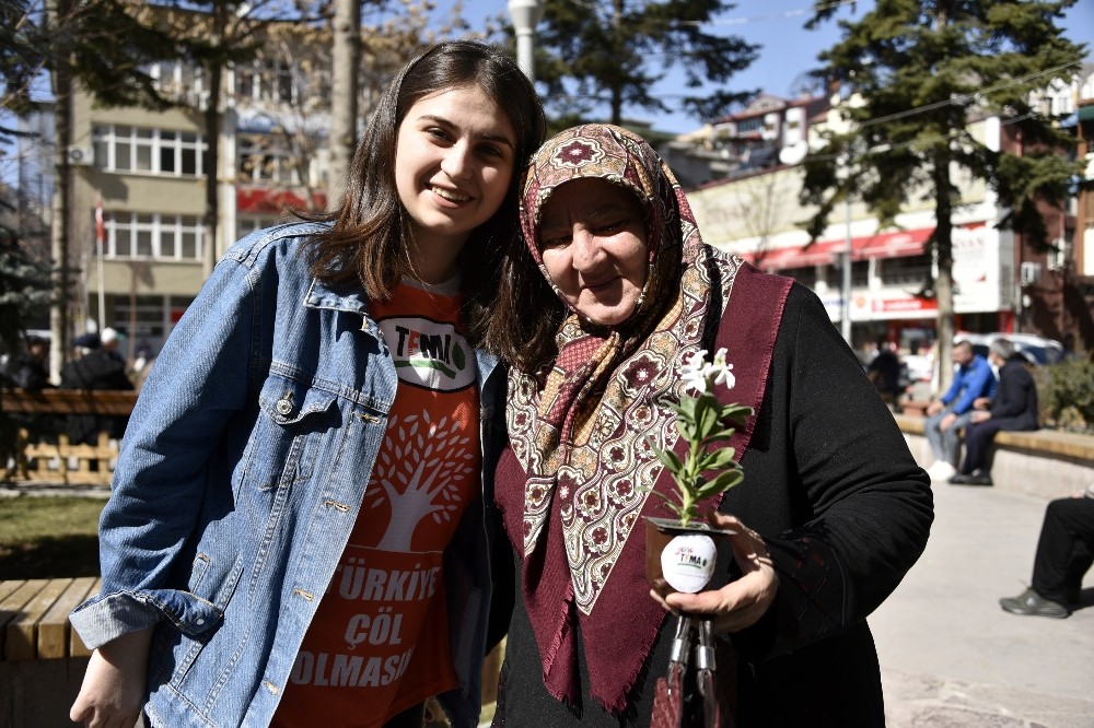 TEMA Vakfından kadınlar gününde 81 kadına 81 çiçek 