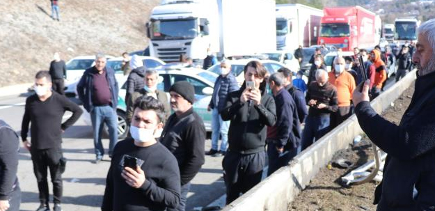 TEM'de 3 kilometrelik kuyruk oluştu! Trafiği kilitleyen kaza
