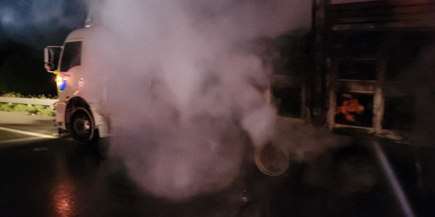 TEM’de alev alan kamyon küle döndü