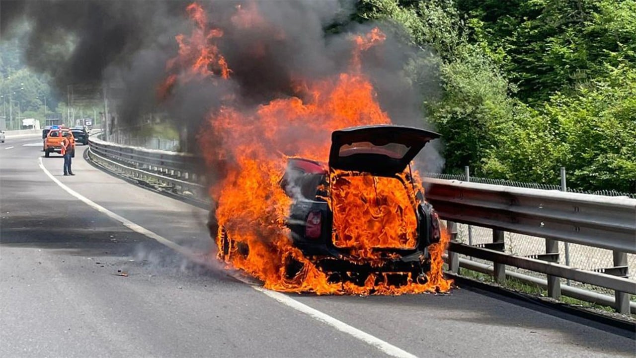 TEM'de alevlere teslim olan otomobilini gözyaşları içinde izledi