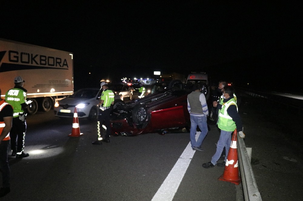 TEM’de bariyerlere çarpan otomobil takla attı: 5 yaralı 