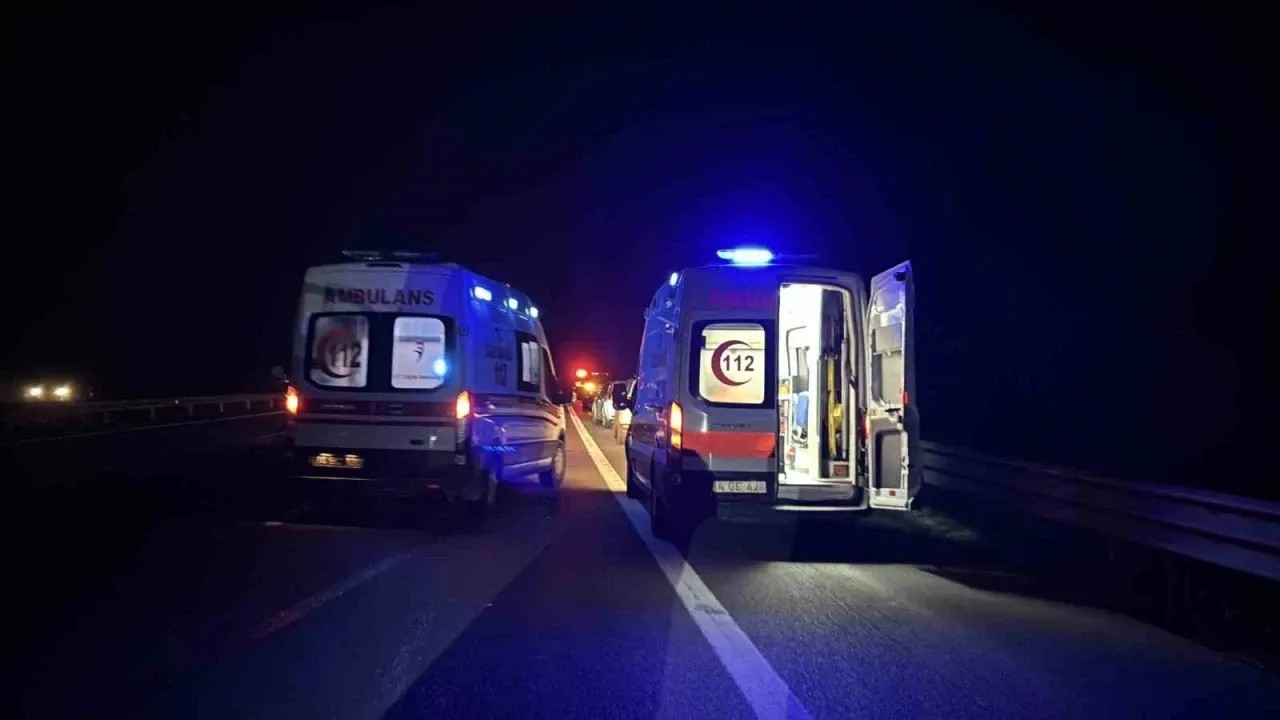 TEM’de can pazarı! Yolcu minibüsü ile kamyon çarpıştı