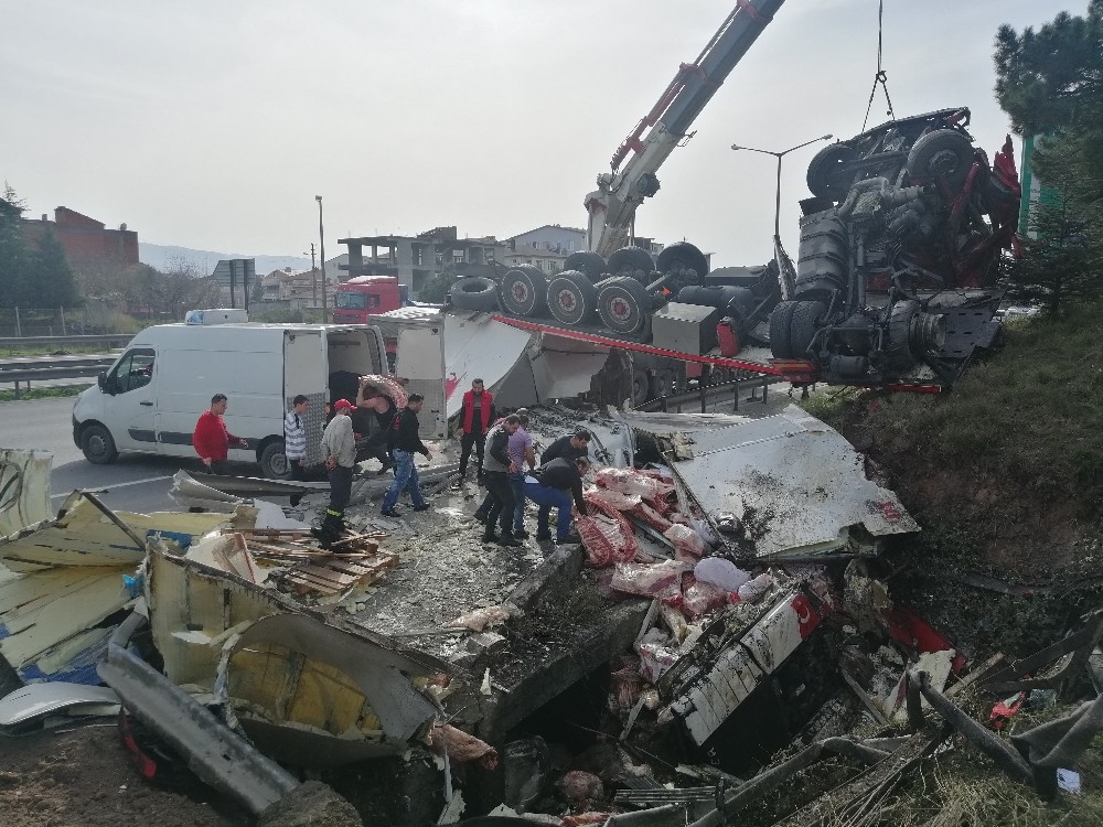 TEM’de devrilen tırdaki yüzlerce kiloluk et yola saçıldı: 2 yaralı 