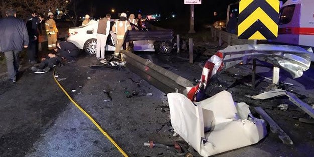 TEM’de feci kaza! Bariyerlere ok gibi saplanan otomobilin tavanı koptu