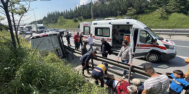 TEM'de feci kaza! Lastiği patlayan araç takla attı