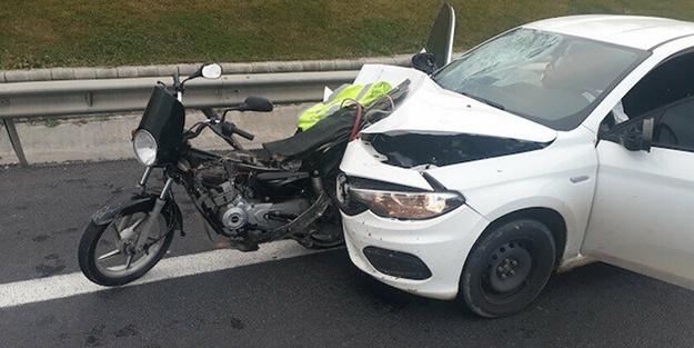 TEM'de feci kaza! Motosiklet otomobile saplandı