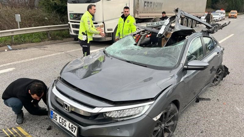 TEM'de feci kaza! Otomobilin tavanı koptu, yaralılar var