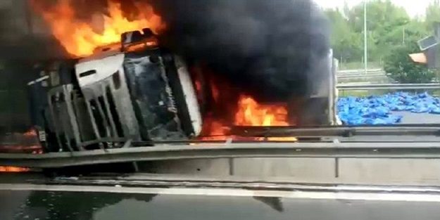 TEM'de feci kaza! Ulaşıma kapatıldı