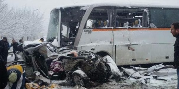 TEM'de iki ayrı kaza trafiği felç etti