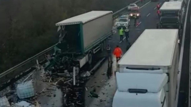 TEM'de iki TIR çarpıştı: 1 yaralı