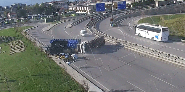 TEM'de kamyon böyle devrildi