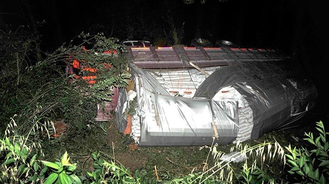 TEM'de kamyon devrildi: 1 kişi yaralı