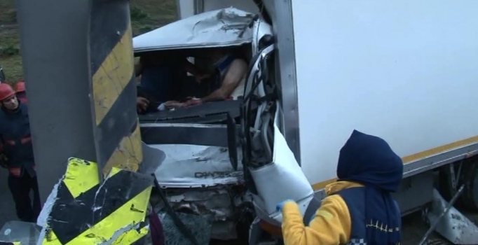 TEM'de kamyonet direğe çarptı; Trafik felç oldu