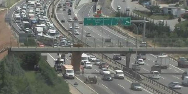 TEM'de kaza! İstanbul'da trafik durdu