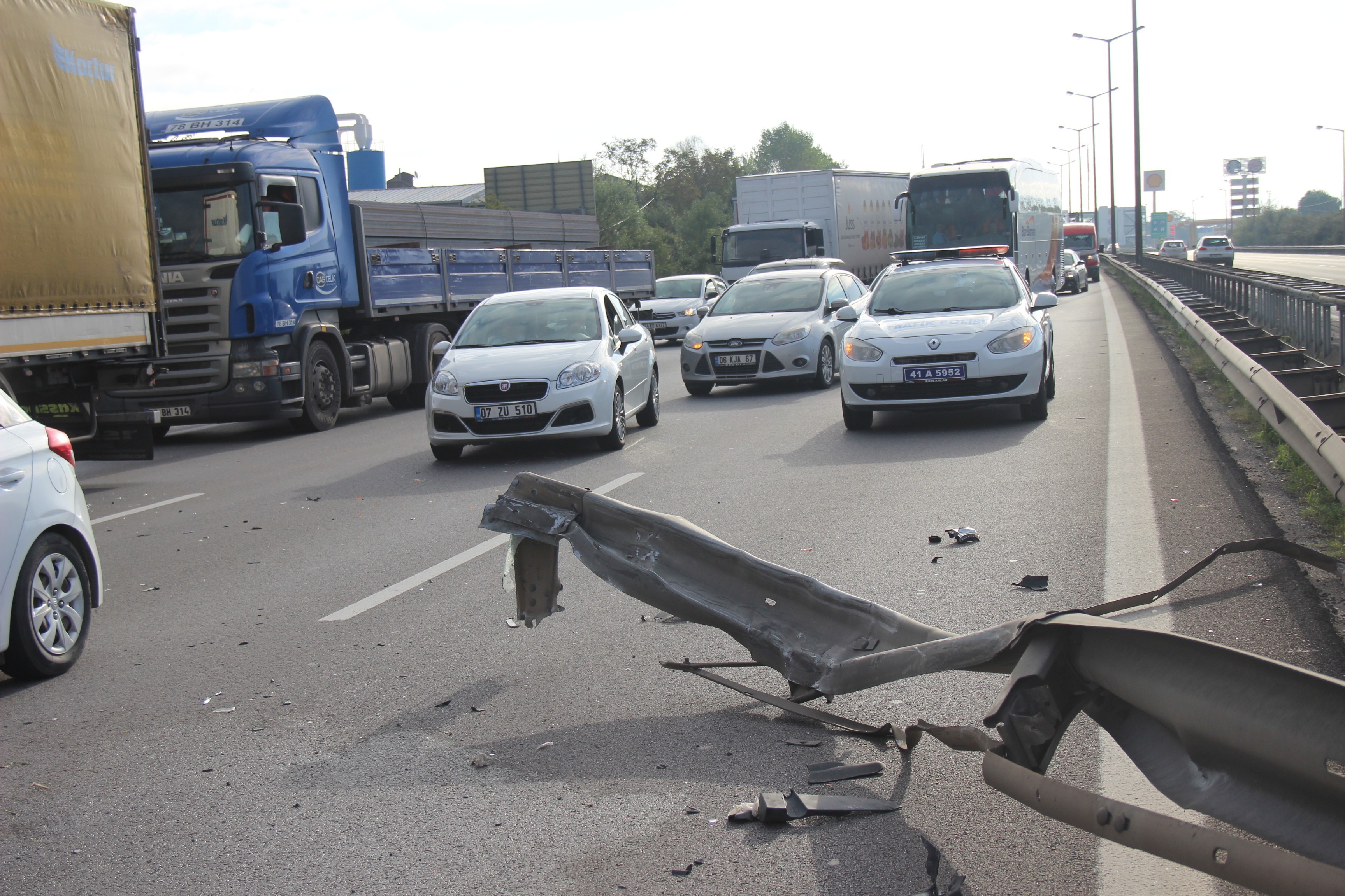 TEM'de korkutan kaza! Yol trafiğe kapatıldı