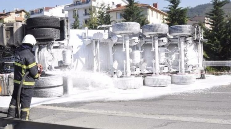 TEM'de oksijen yüklü tanker devrildi!