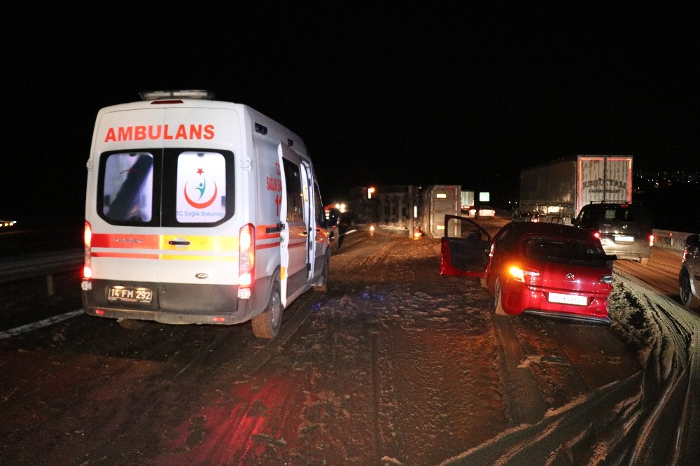 TEM’de önündeki otomobile çarpan gübre yüklü kamyon devrildi 
