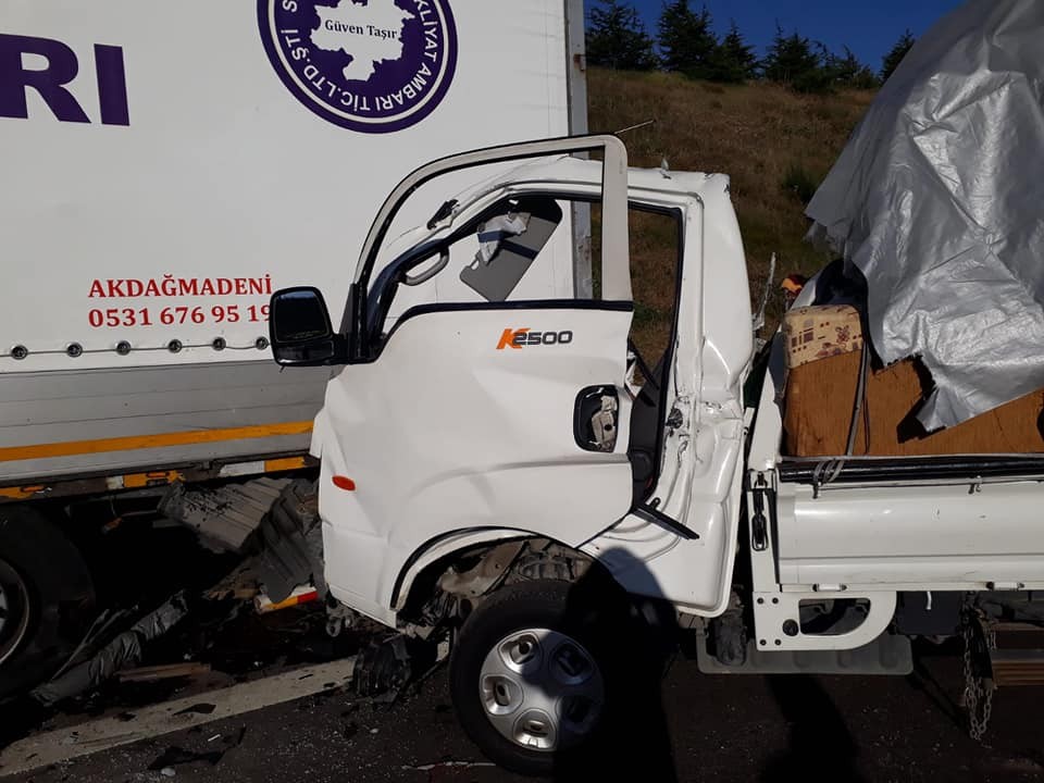 TEM’de, park halindeki tıra çarpan kamyonetteki 2 kişi öldü 
