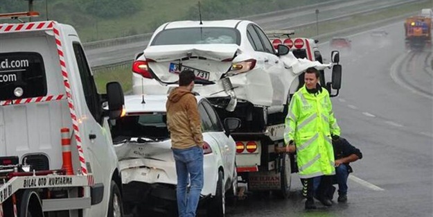TEM'de peş peşe zincirleme kazalar! 25 araç birbirine girdi