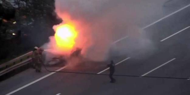 TEM'de tehlikeli anlar! Trafiğin ortasında bir anda alev aldı