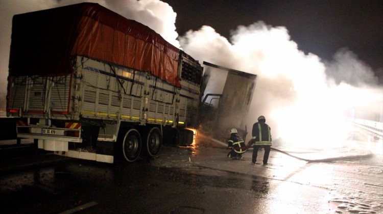 TEM'de TIR kazası: Otoyol trafiğe kapatıldı