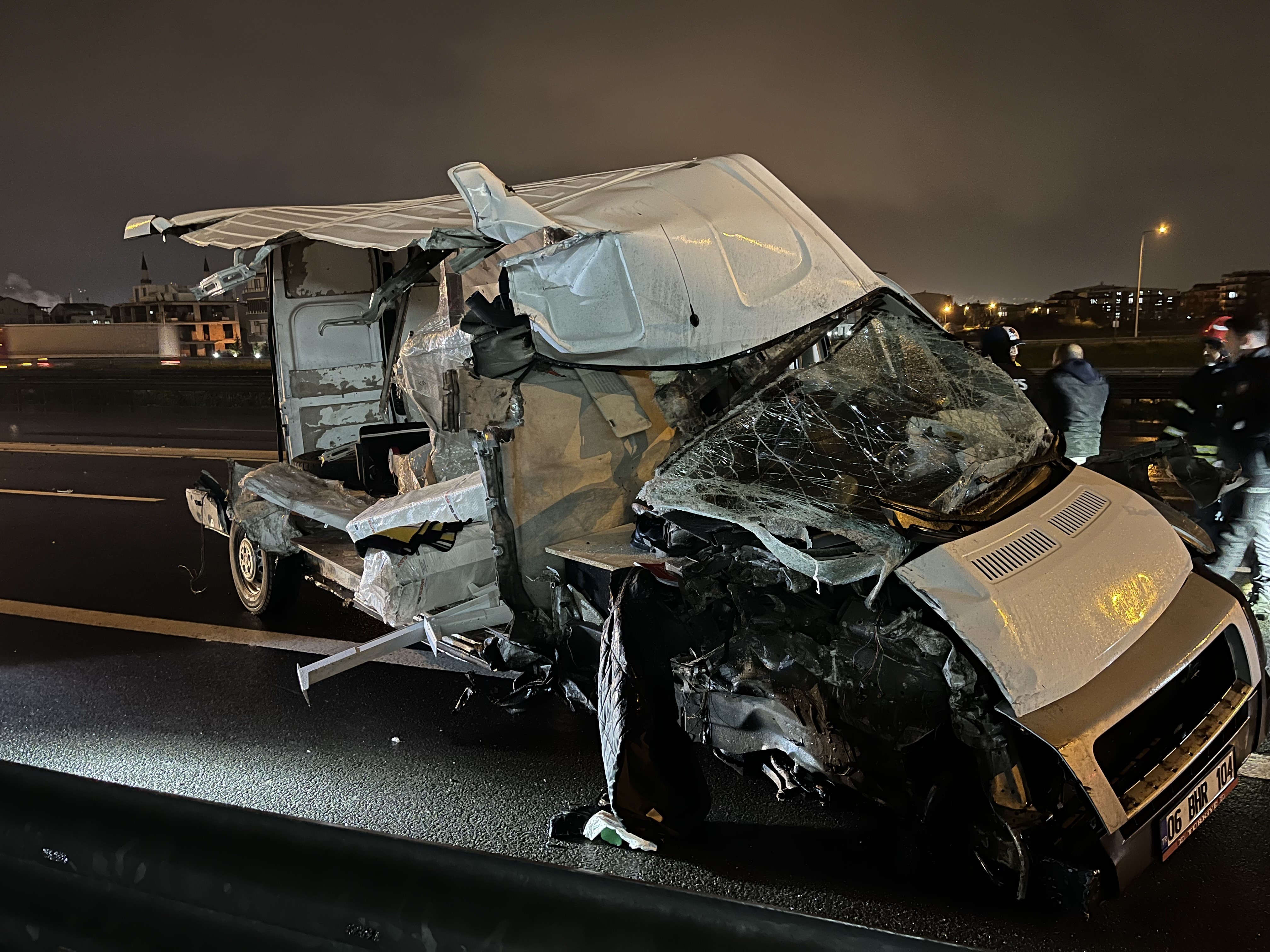 TEM’de tıra çarpan panelvan ikiye bölündü