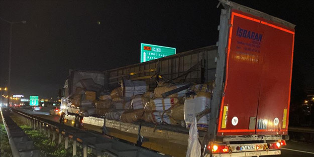 TEM’de tırdan devrilen yüklere otomobil çarptı, trafik felç oldu: 3 yaralı