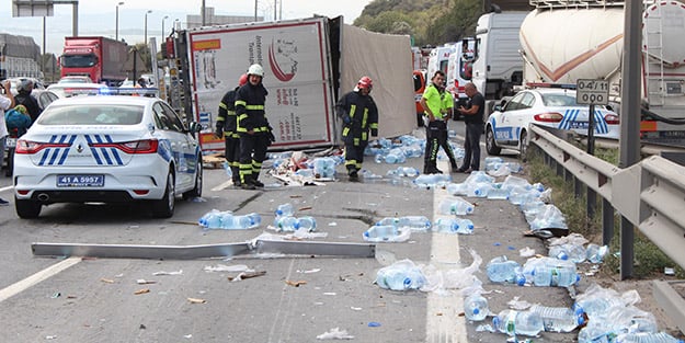 TEM'de trafiği kilitleyen kaza! Çarpışan tır yan yattı