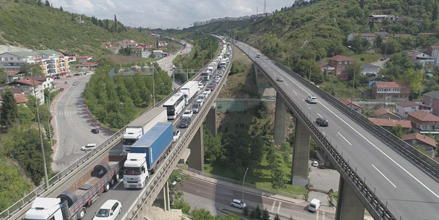 TEM'de trafiği kilitleyen zincirleme kaza! 7 kilometrelik kuyruk oluştu