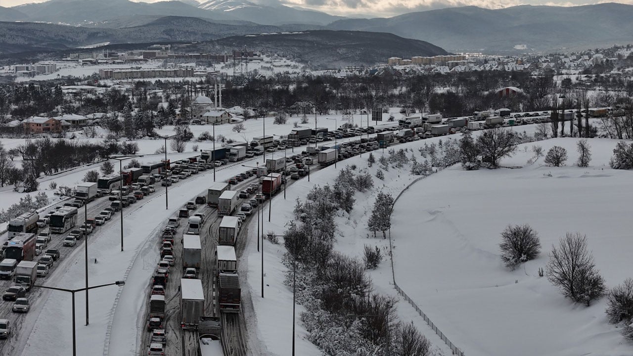 TEM’de trafik durdu: Ankara ve İstanbul yönü tamamen kapandı