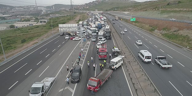 TEM'de zincirleme kaza! Araçlar savruldu, yol trafiğe kapandı