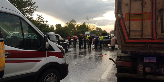 TEM’de zincirleme kaza! Ortalık savaş alanına döndü: Yaralılar var