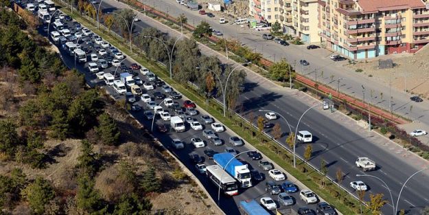 TEM'de kilometrelerce araç kuyruğu