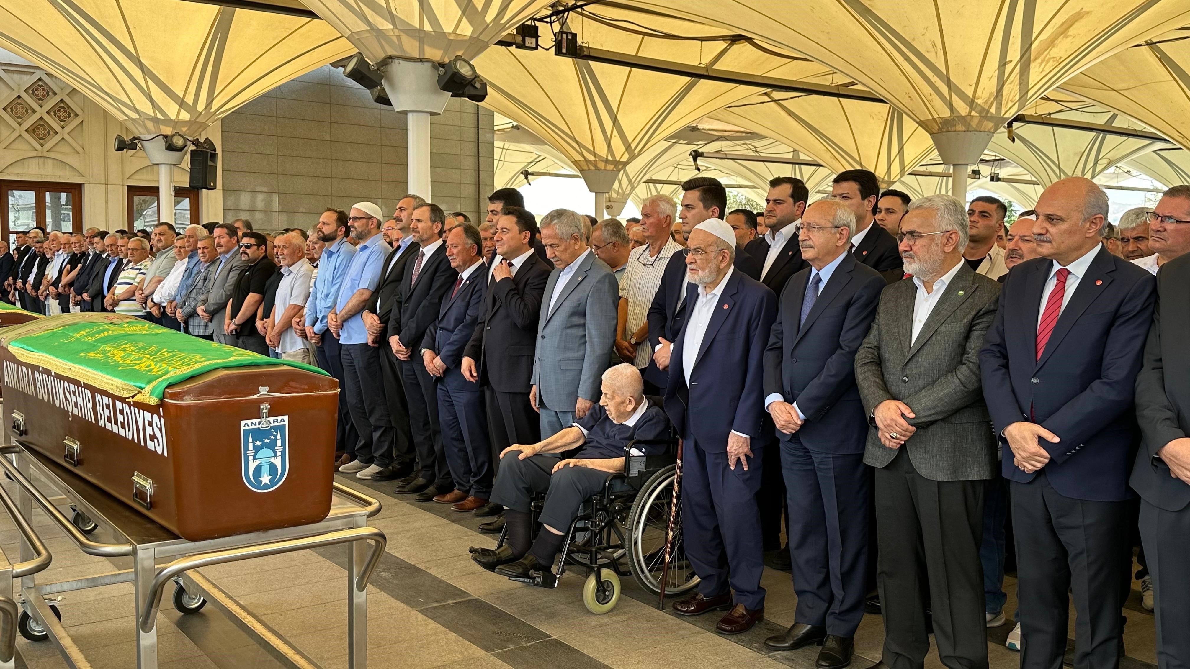 Temel Karamollaoğlu'nun Edibe Karamollaoğlu annesi son yolculuğuna uğurlandı