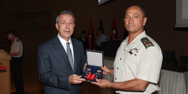 Temel Paşa yeni rütbe işaretini Akar'dan aldı